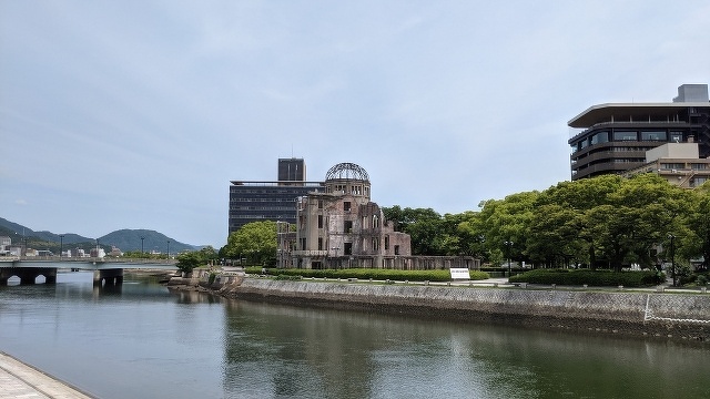 原爆ドームと平和記念公園